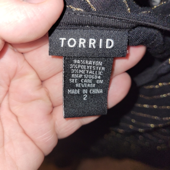 Off shoulder, Torrid, black and gold shirt. - Picture 4 of 4